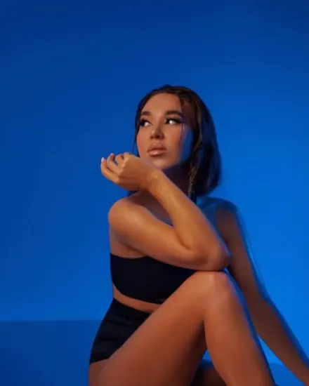 סופיה — חשפנית ורקדנית ב-PlayDance, צבעים חזקים