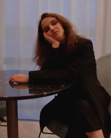 תאיה — חשפנית ורקדנית ב-PlayDance, חליפה ועניבה
