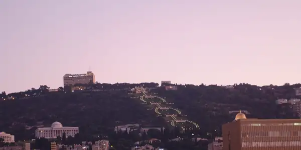אורות מפרץ חיפה בלילה כפי שהם נראים מהכרמל