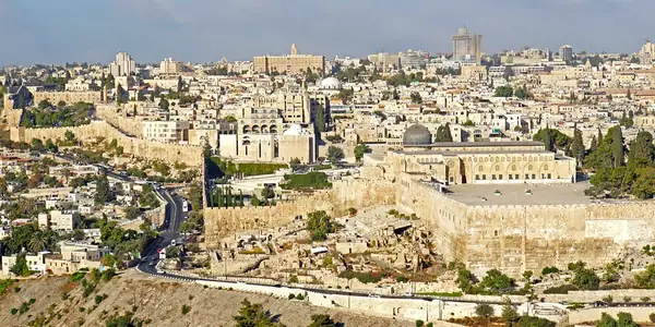 חומות העיר העתיקה בירושלים מוארות בלילה
